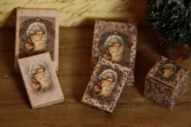 swkk22-6a-kerst-dozen-kit-christmas-boxes-vintage-antique-artofmini.com-poppenhuis-dollhouse-dollshouse-miniatuur-miniature