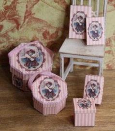 swkk8a-1-artofmini.com-kit-noel-dollhouse-poppenhuis-boxes-dozen-miniature