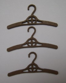 jwma150-artofmini.com-kleding-hanger-kleudung-clothing-poppenhuis-dollhouse-puppen-haus-stube-laser-gesneden-cut-houten-wooden