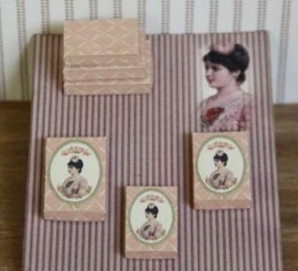 jwmkb43-monique-presentatie-dozen-kit-boxes-poppenhuis-dollhouse-dollshouse-miniatuur-miniature-shabby-victorian