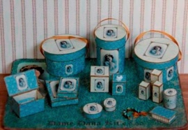 jwmkb44-dame-dana-kit-boxes-dozen-poppenhuis-dollhouse-artofmini.com-miniaturr-miniature-perfume-toiletry-parfum-hoedendozen-hat
