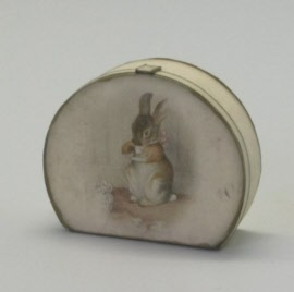 kh24-1-artofmini.com-koffer-suitcase-miniature-miniatuur-miniatur-puppen-haus-stube-doll-dolls-house-beatrix-potter