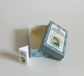 poppendoos-olivia-doll-box-kit-poppenhuis-dollhouse-artofmini.com-miniatuur-miniature-vintage