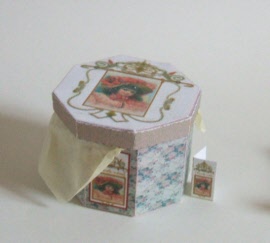victoria-hat-box-kit-hoeden-doos-artofmini.com-poppenhuis-dollhouse-miniature-old-oud-victorian-victoriaans-antique-antiek-vintage-shabby