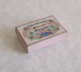 znkc57-exotisch-fruit-exotic-doosje-kit-mintchocolate-box-poppenhuis-dollhouse-artofmini.com-miniature-miniatuur-sweets-zoet-vintage-old